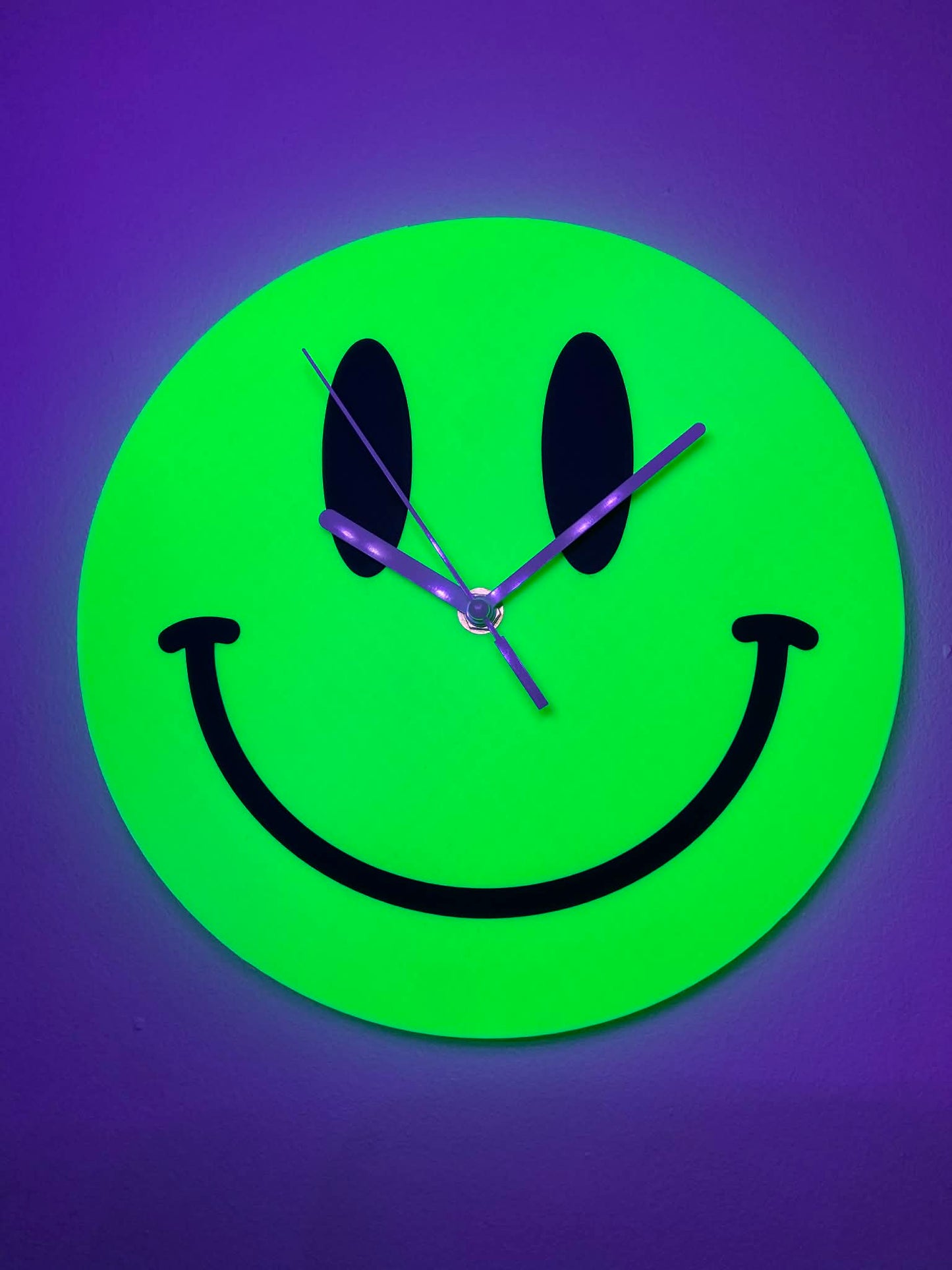UV Reactive smiley clock
